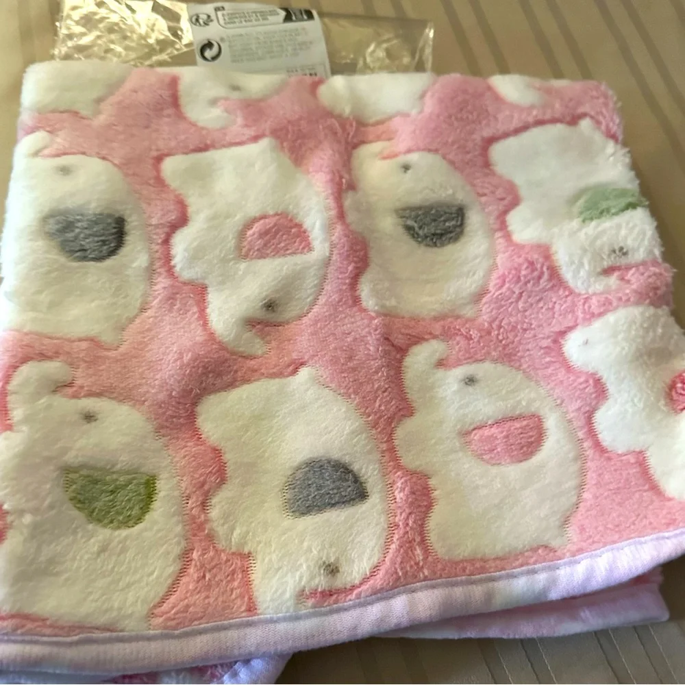 NWT Pet blanket untitled Medium with elephant print and in pink 52 x 76 cm